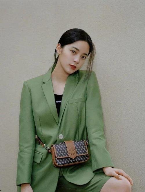 明星穿绿色,明星绿色穿搭引领潮流风尚