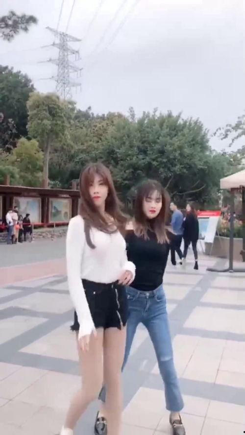 喜欢闺蜜丝袜,时尚与情感的交织