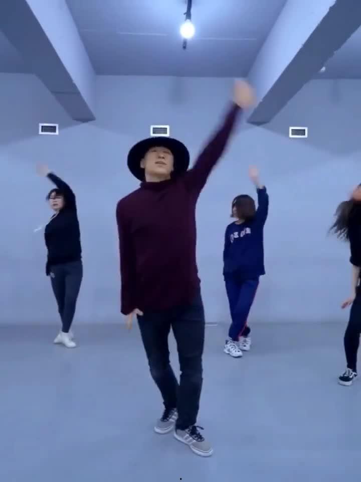 小哥哥跳舞视频,小哥哥热舞视频燃爆眼球